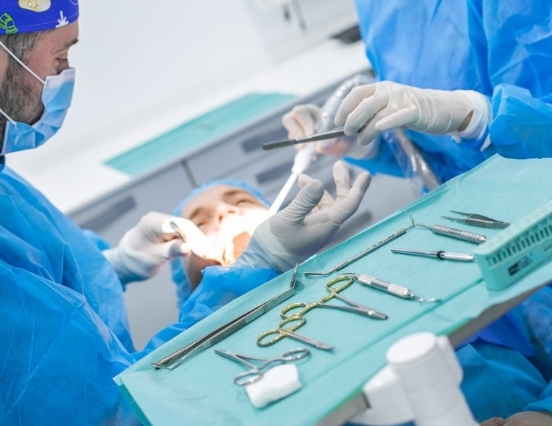 Especialistas en extracción de terceros molares y otras cirugías complejas de la cavidad oral. Atención segura, profesional y personalizada. ¡Confía en los expertos para tu salud bucal!...