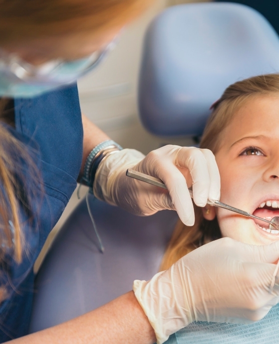 Evita problemas futuros con chequeos, limpiezas y sellantes. Cuidamos tu sonrisa desde la raíz con atención dedicada. ¡Es mejor prevenir que curar!...